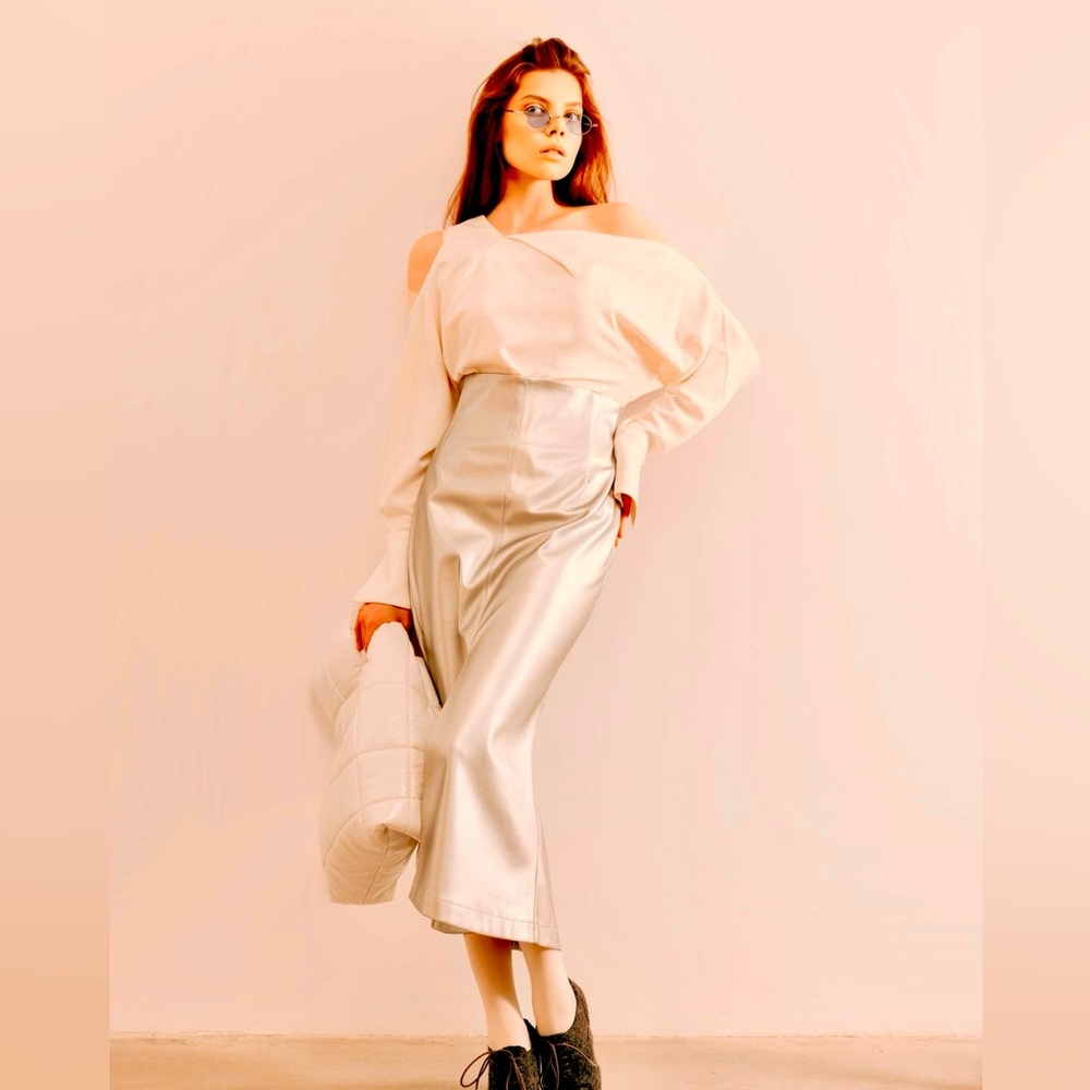 High-Waisted Cream Pencil Skirt with Front Slit - Picture 2 of 4